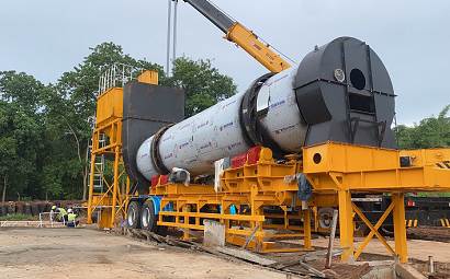What should be done when parts in asphalt mixing equipment are damaged?